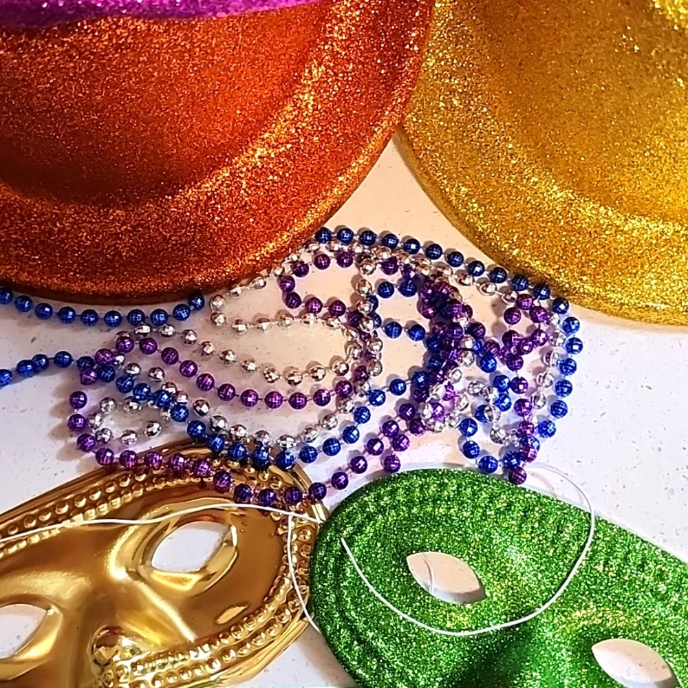 Party Pack, 3 Top Hats, 3 masks, 3 bead Necklaces. NEW no tag.